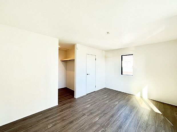 ウォークインクローゼットがあるお部屋!季節ごとの入れ替えも不要で便利です。