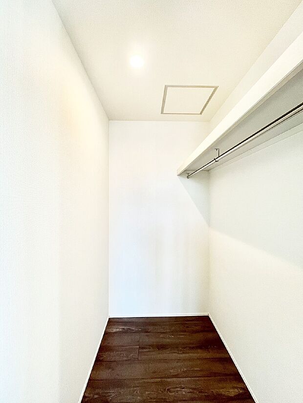 衣類をハンガーに掛けたまま収納できるWIC。衣類の整理整頓がしやすくて便利です！