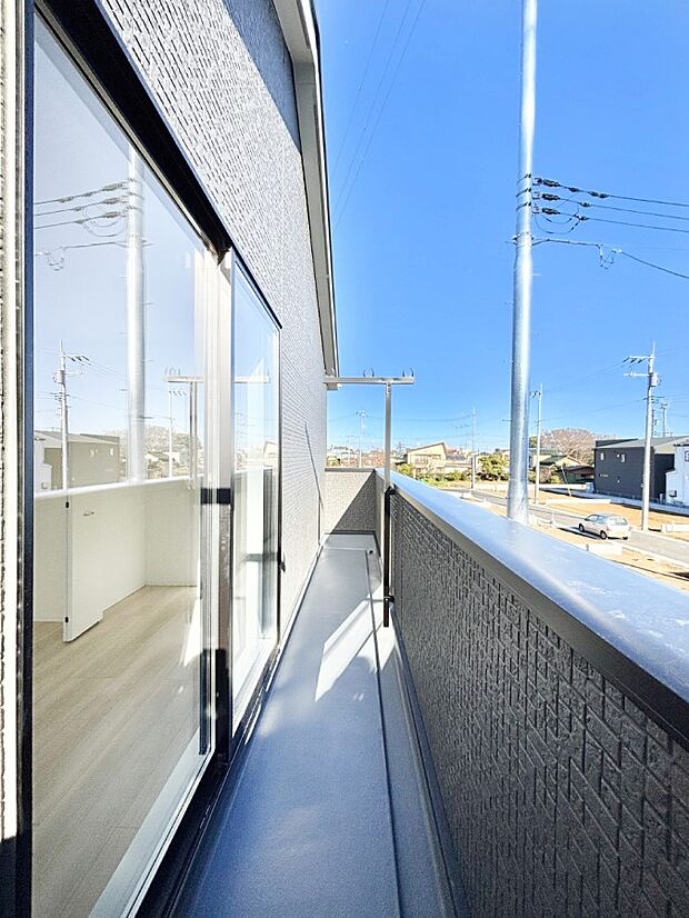 ゆったりバルコニーだから沢山お洗濯ものを干せます。