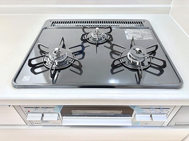 ガスコンロはＳｉセンサー搭載。火力調節や焦げ付き・消し忘れも防いでくれます。