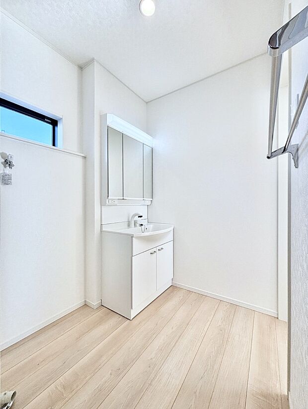 清潔感のある快適空間です。毎日の身支度も気持ち良くお使い頂けます。