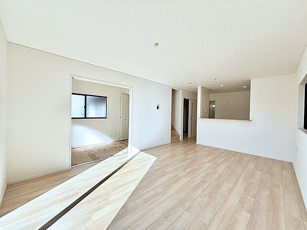 家族団らんの時間も増えそうなくつろぎのリビングダイニング。