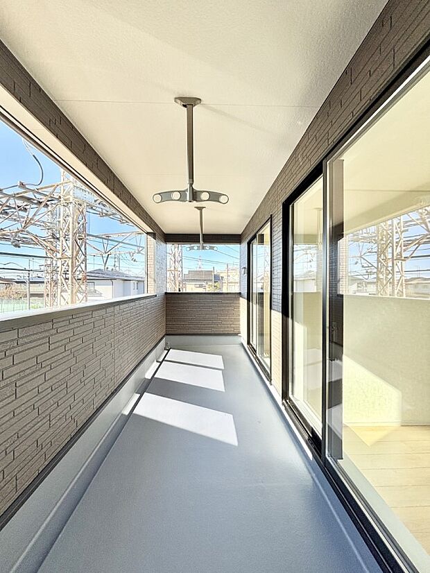 ゆったりバルコニーだから沢山お洗濯ものを干せます。