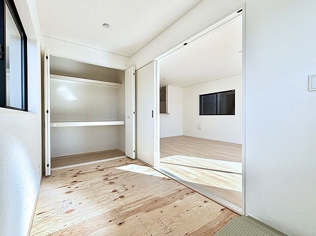 リビングと隣り合っている和室。ほっと一息できる和の空間も忘れずに。