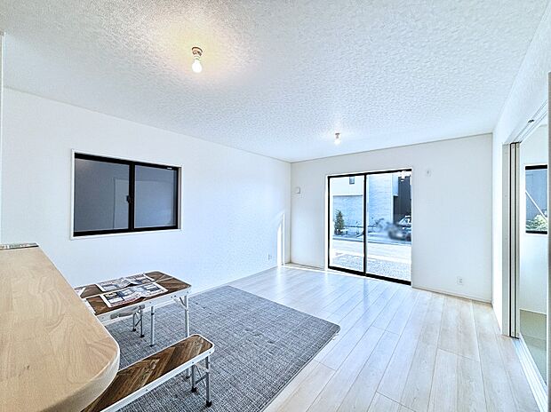 明るい陽光が注ぎ、寛ぎの雰囲気に満たされるリビング・ダイニング。