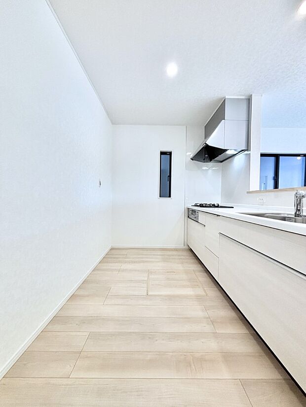 爽やかな風が通り抜けるキッチン。窓があるので明るく換気にも役立ちます。