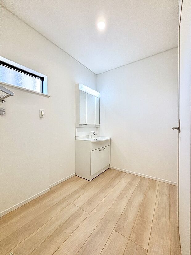 清潔感ある洗面化粧室で朝の身支度も快適