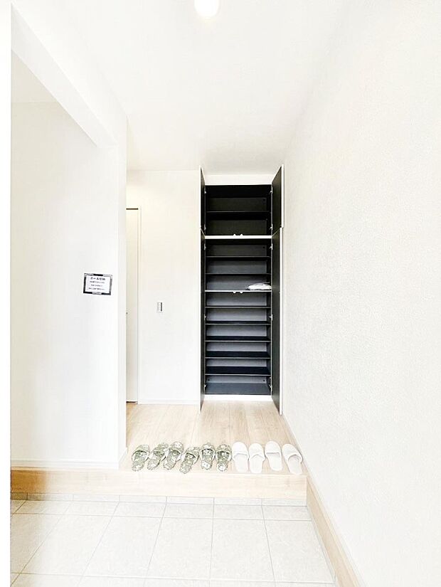 ご家族やお客様を気持ちよくお出迎えできる穏やかな雰囲気の玄関です。