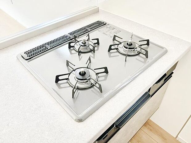 ガスコンロはＳｉセンサー搭載。火力調節や焦げ付き・消し忘れも防いでくれます。