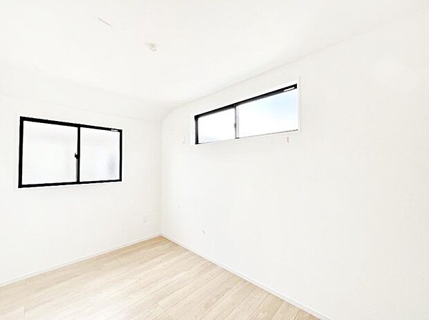 2面採光の洋室。窓から入り込む陽光がお部屋全体を優しく包み込みます！