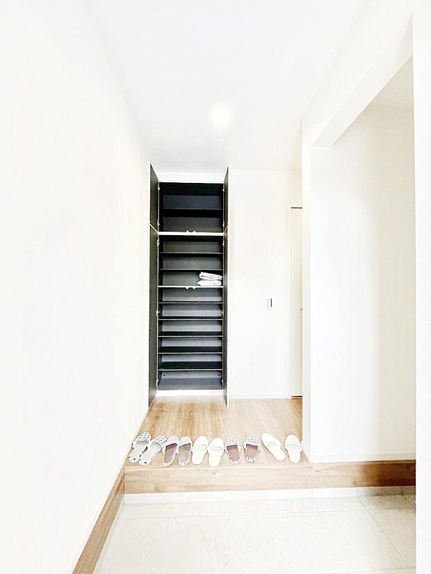 ご家族やお客様を気持ちよくお出迎えできる穏やかな雰囲気の玄関です。