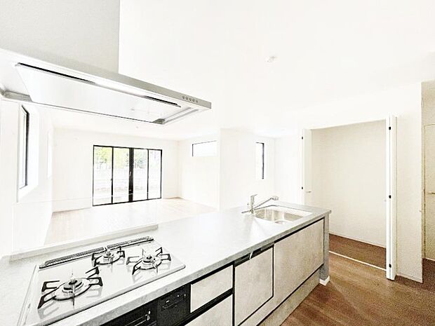 ゆとりあるキッチンスペースでお料理や食後の後片付けもスムーズに！