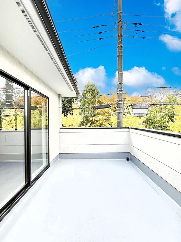 奥行たっぷりのバルコニー。毎日のお洗濯やお布団干しに大活躍しそうですね！