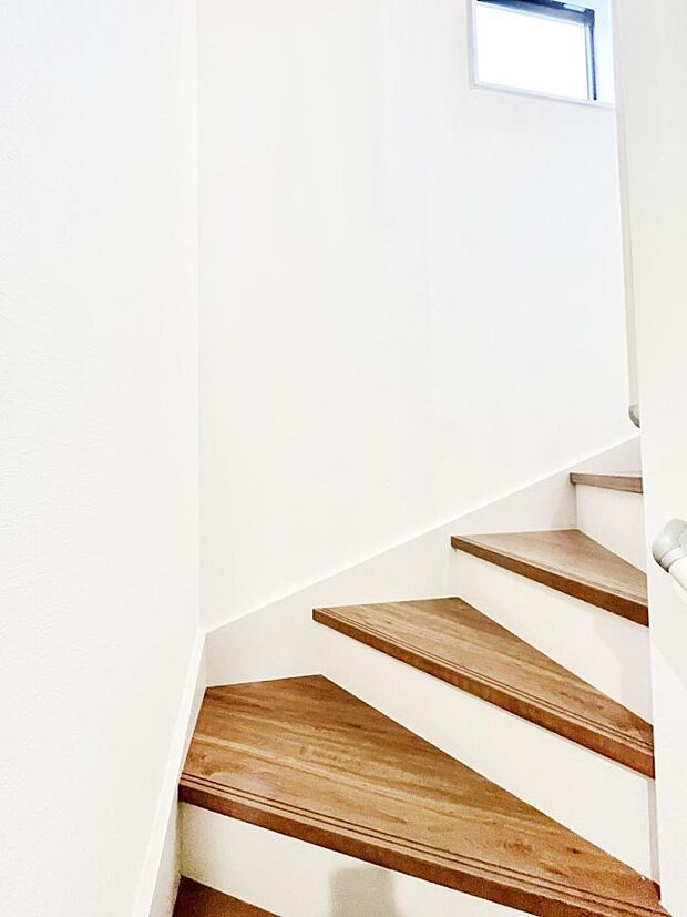 小さなお子様やご年配の方に嬉しい配慮！階段には手摺付きです。