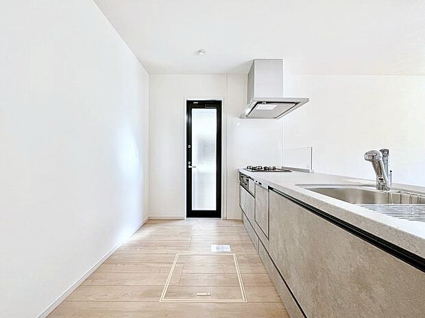 勝手口のある明るいキッチン。ゴミ捨て場を屋外にすることもでき、換気にも役立ちます。 