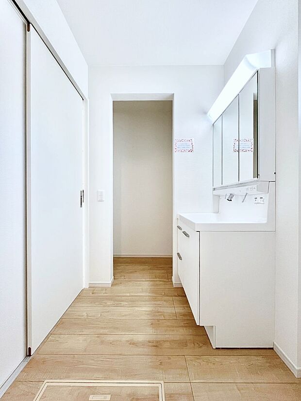 リネンスペースにはタオルやバスローブ、パジャマなどたっぷりしまえて洗面周りスッキリ!