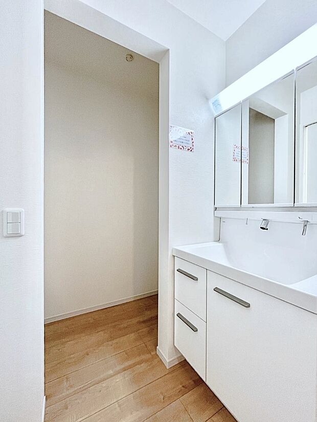 便利なリネン庫で、スッキリした使いやすい洗面室に