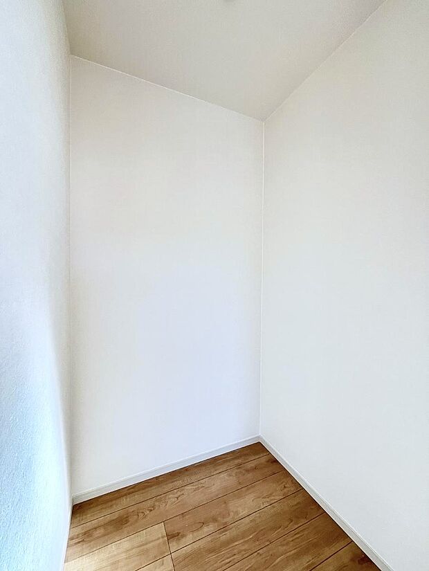 ウォークインクローゼット付きで生活空間を広く利用できます。