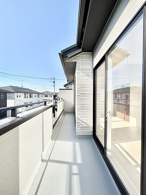 ゆったりバルコニーだから沢山お洗濯ものを干せます。