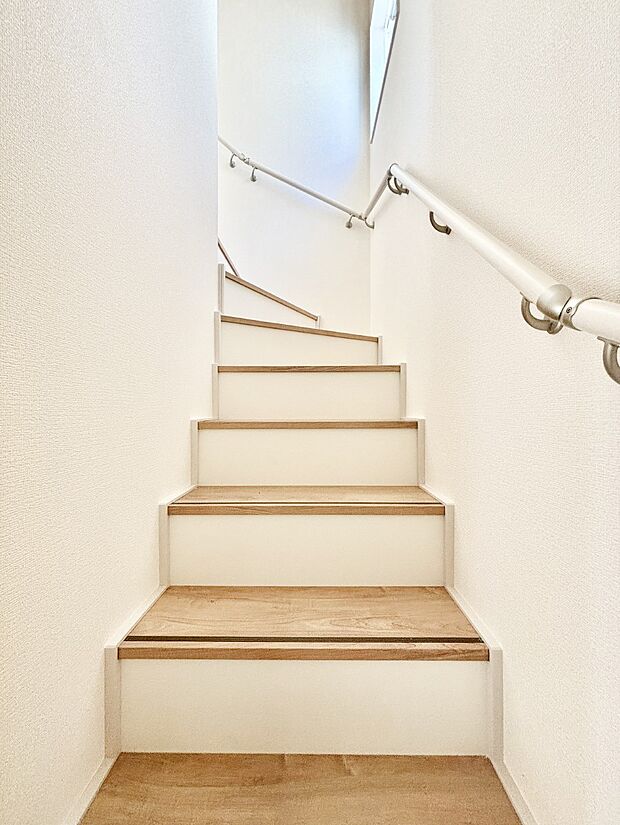 安全性を考慮し階段には手すりを設置しています