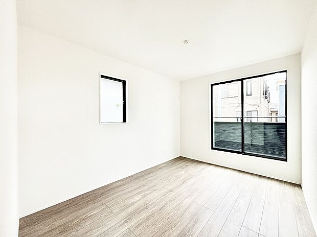 明るいバルコニーサイドに洋室を設置。目覚めの良い寝室に。