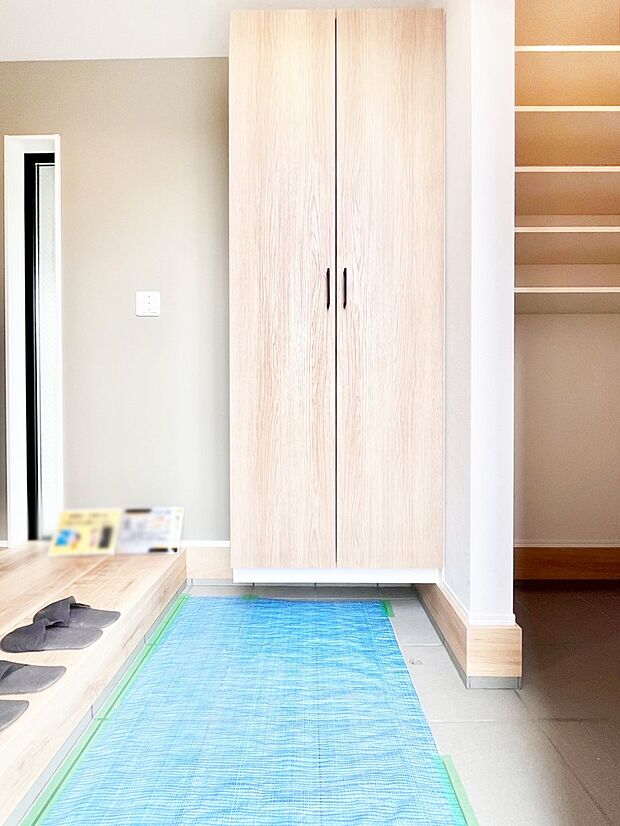 散らかりがちな玄関もスッキリの玄関収納付