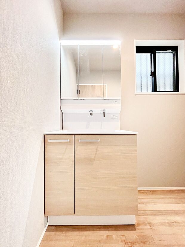 スタイリングに便利な三面鏡、ミラーキャビネットで細かい物スッキリ