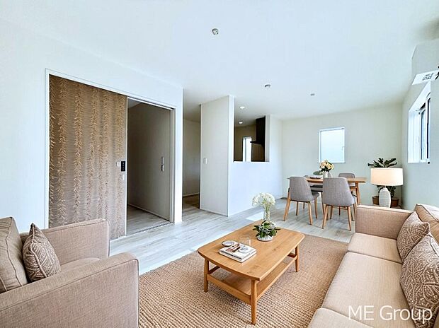 ご家族の賑やかな話し声で包まれる明るいリビング  ※家具はCGです