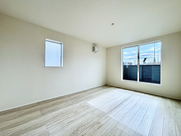 明るいバルコニーサイドに洋室を設置。目覚めの良い寝室に。 