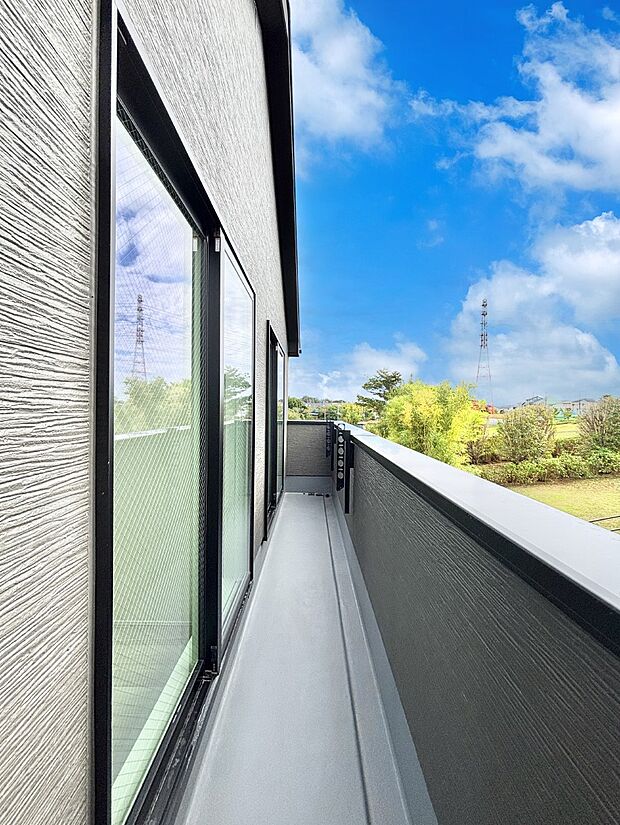 ゆったりバルコニーだから沢山お洗濯ものを干せます。