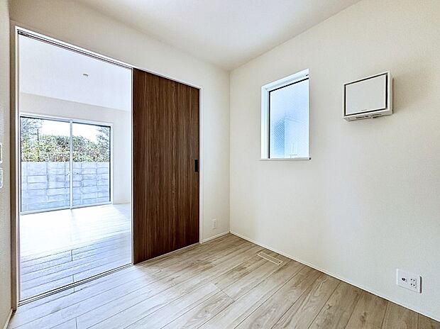 リビングの隣にある洋室。扉を開放して広く利用することも可能です。