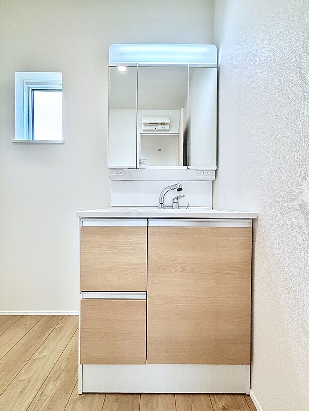 大きく見やすい三面鏡で清潔感ある洗面台は、身だしなみチェックや肌のお手入れにおすすめです。 