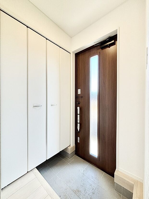 天井まである玄関収納で、家族全員の靴もすっきり収納！ 