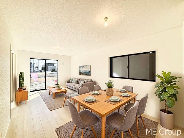 ご家族の賑やかな話し声で包まれる明るいリビング ※家具はCGです