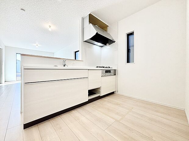 爽やかな風が通り抜けるキッチン。窓があるので明るく換気にも役立ちます。