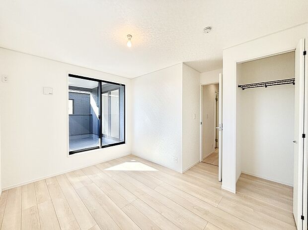 明るいバルコニーサイドに洋室を設置。目覚めの良い寝室に。 