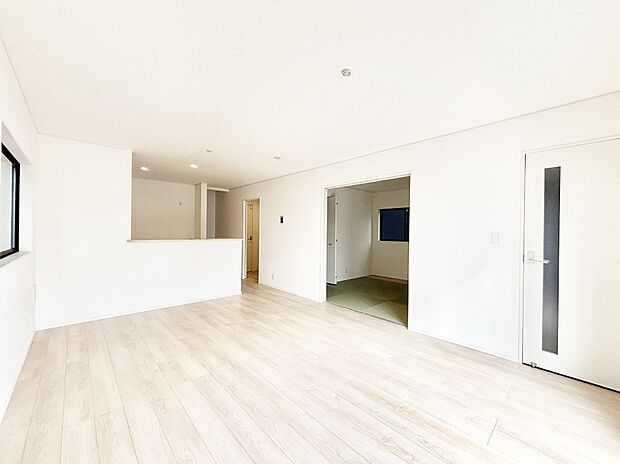 隣接の和室を開放すればさらに広々空間に