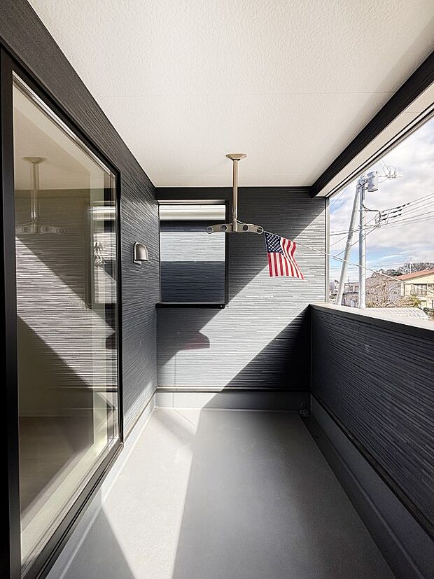 屋根付きのバルコニーなのでお仕事中やお出掛け中の急な雨も安心です!