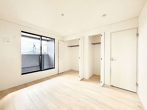 バルコニーが開放感をプラスしてくれる洋室  