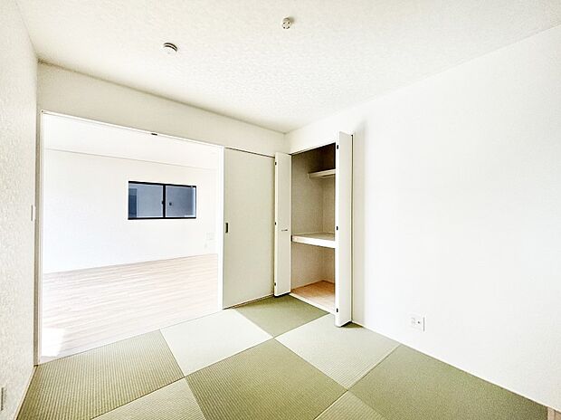 リビング隣接の和室は毎日の暮らしに癒しと安らぎをもたらしてくれます
