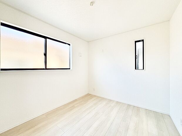 やさしい光がさしこむ居室はしっかり収納付き