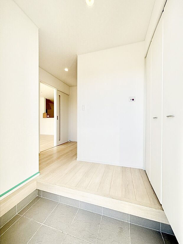 ご家族やお客様を気持ちよくお出迎えできる穏やかな雰囲気の玄関です。