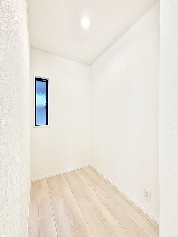 キッチン横の収納はパントリーとしても利用できます