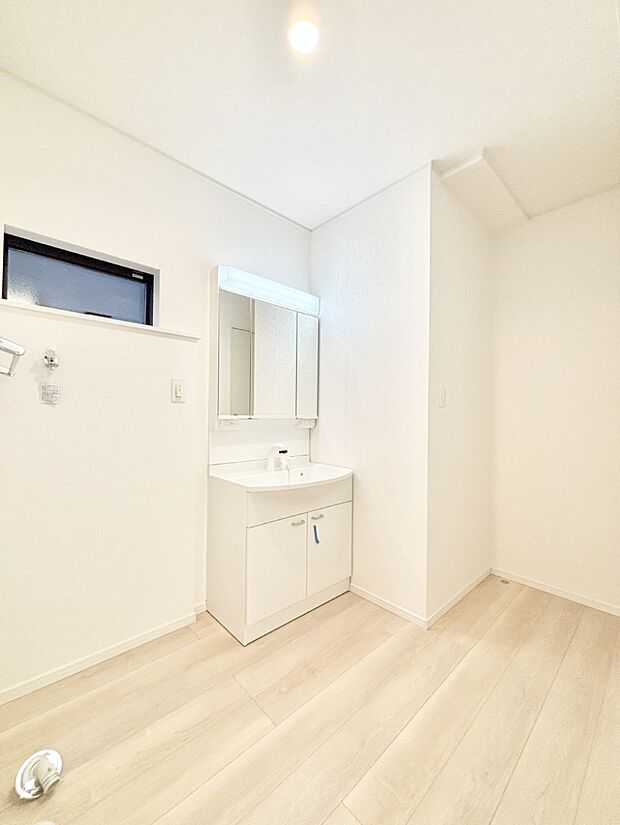 清潔感のある快適空間です。毎日の身支度も気持ち良くお使い頂けます。 