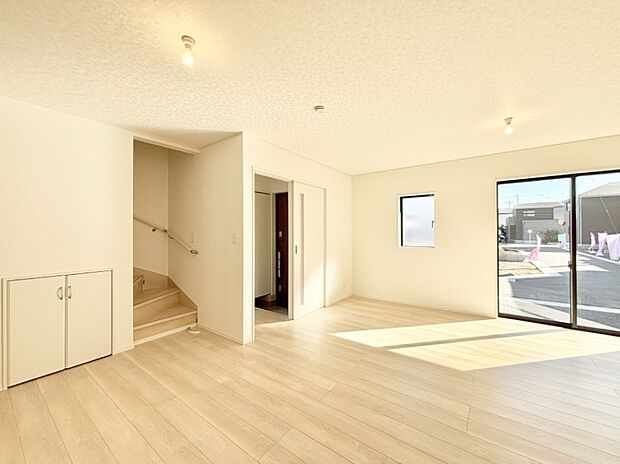 明るい陽光が注ぎ、寛ぎの雰囲気に満たされるリビング・ダイニング。 