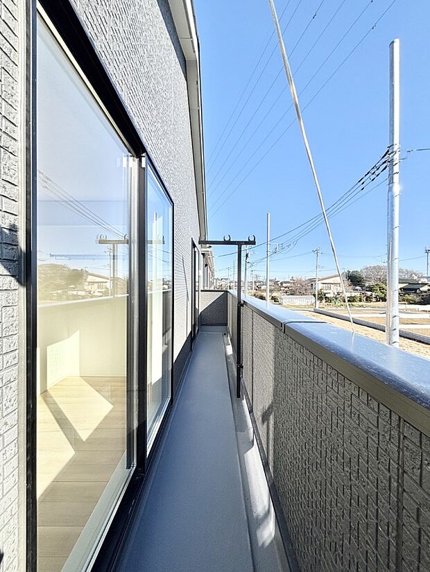 ゆったりバルコニーだから沢山お洗濯ものを干せます。