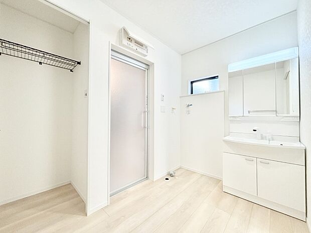 洗面所はゆとりのあるスペースで、身支度や入浴後のスキンケアも心に余裕をもってできそうです。