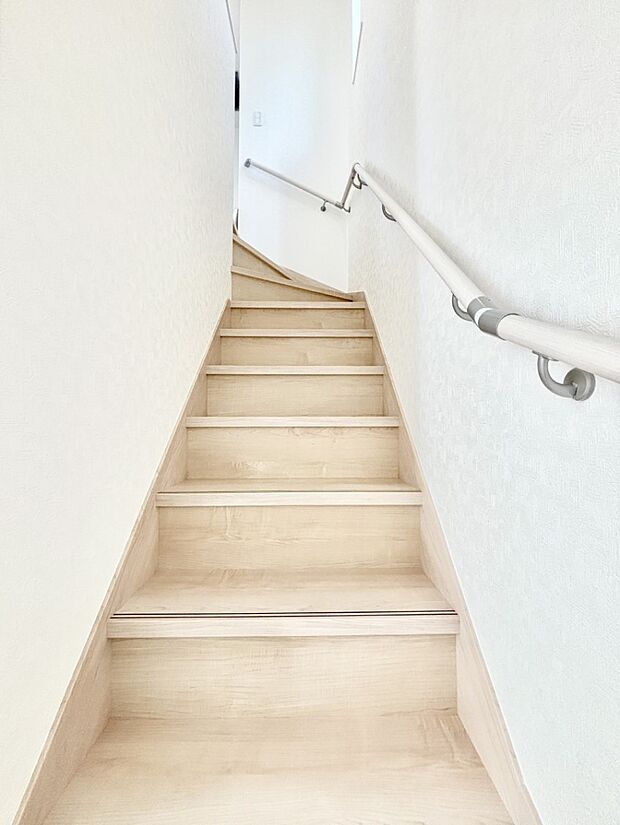 安全性を考慮し階段には手すりを設置しています