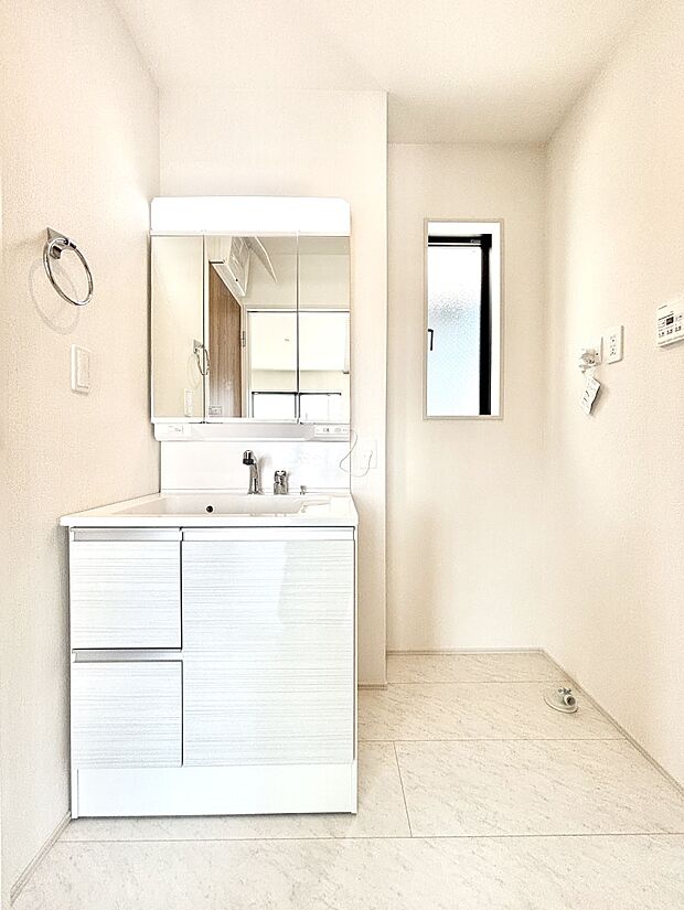 大きく見やすい三面鏡で清潔感ある洗面台は、身だしなみチェックや肌のお手入れにおすすめです。 