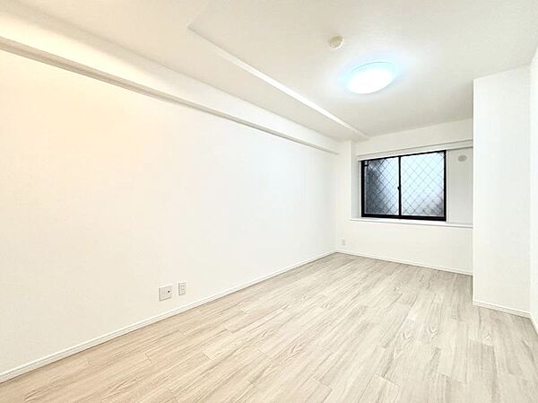 窓からのやさしい光が心地よいプライベートルーム